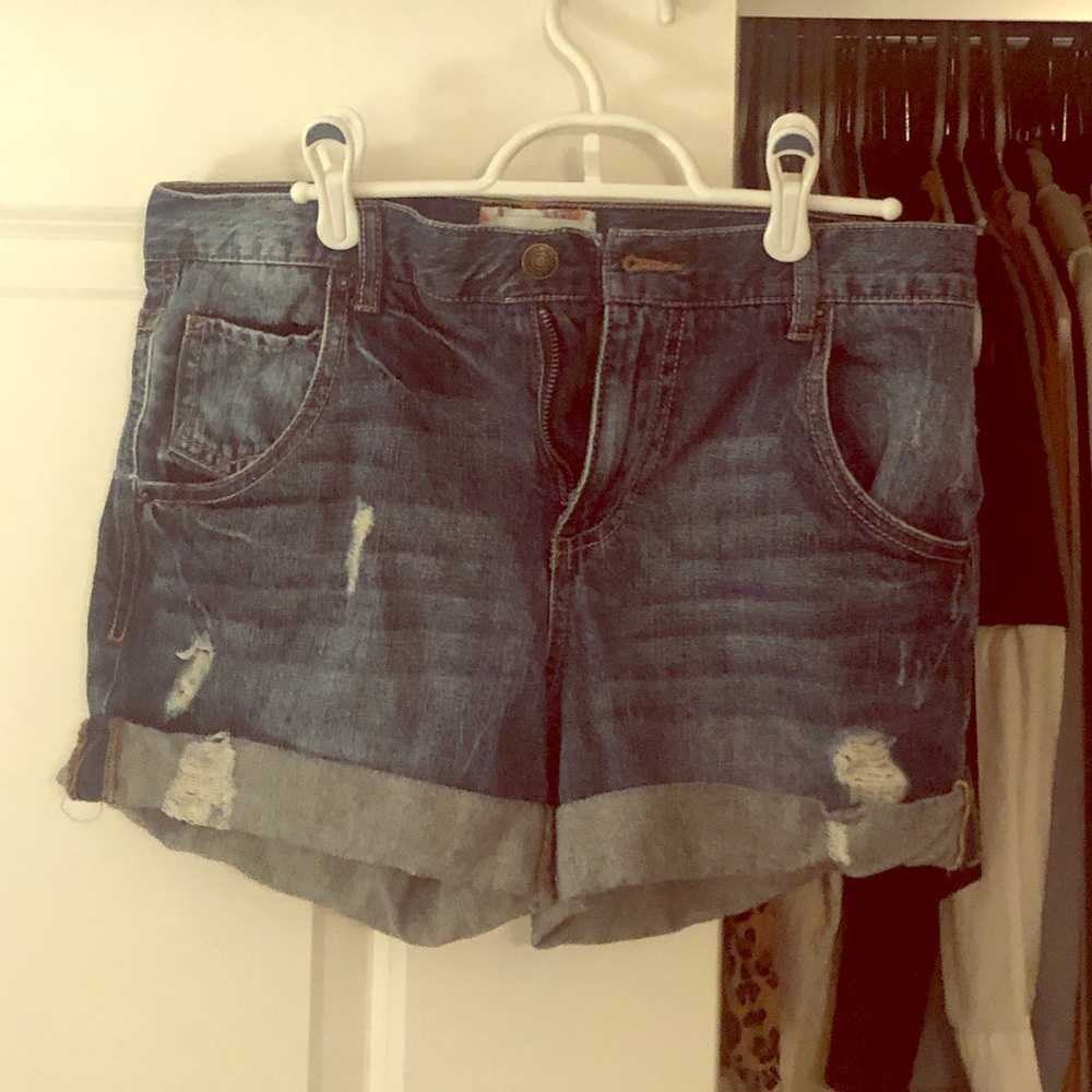 Ripped demin shorts